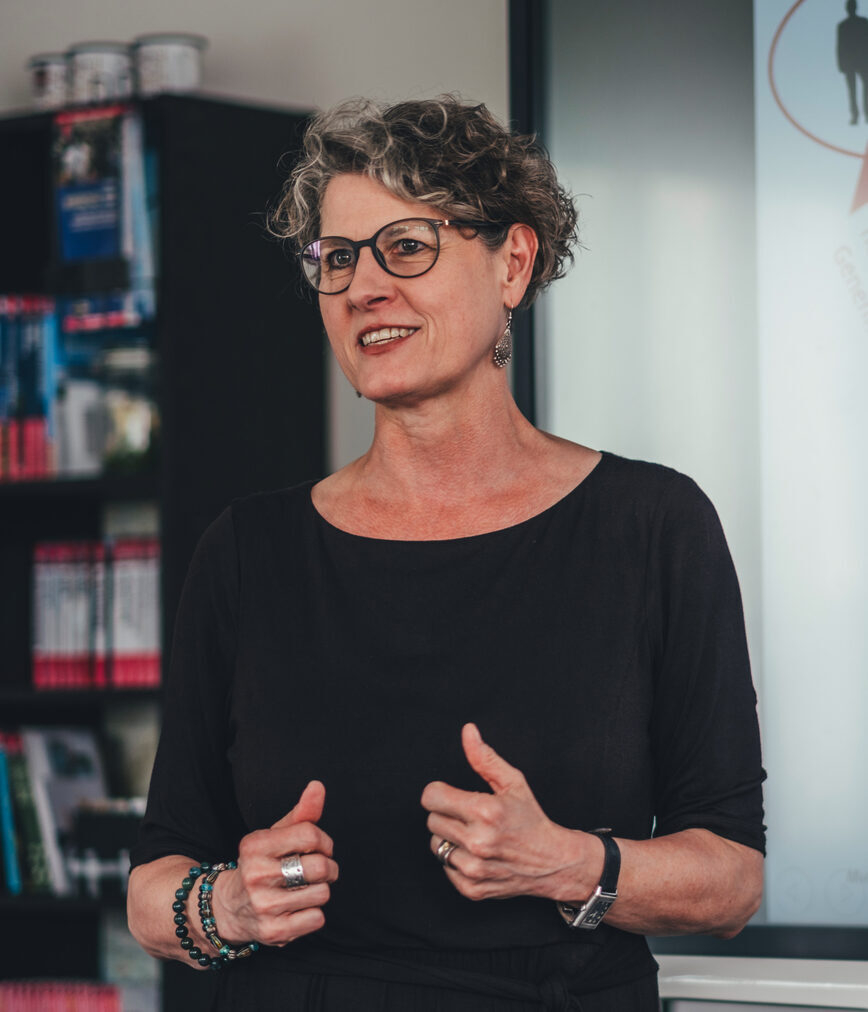 Eine Dozentin am Media Campus Frankfurt (Michaela von Königsmarck) hält eine Präsentation vor einem Whiteboard.