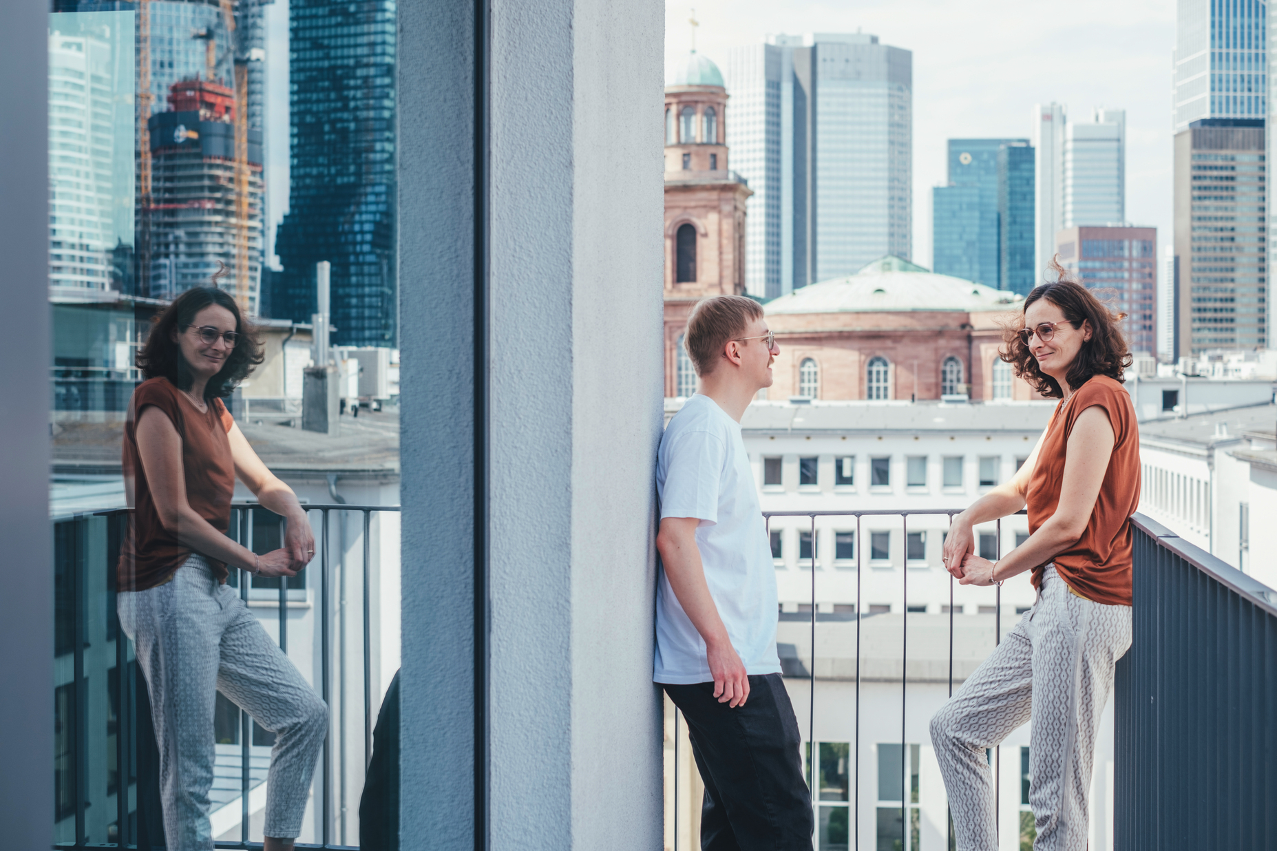 Zwei Personen unterhalten sich auf dem Balkon des Haus des Buches.